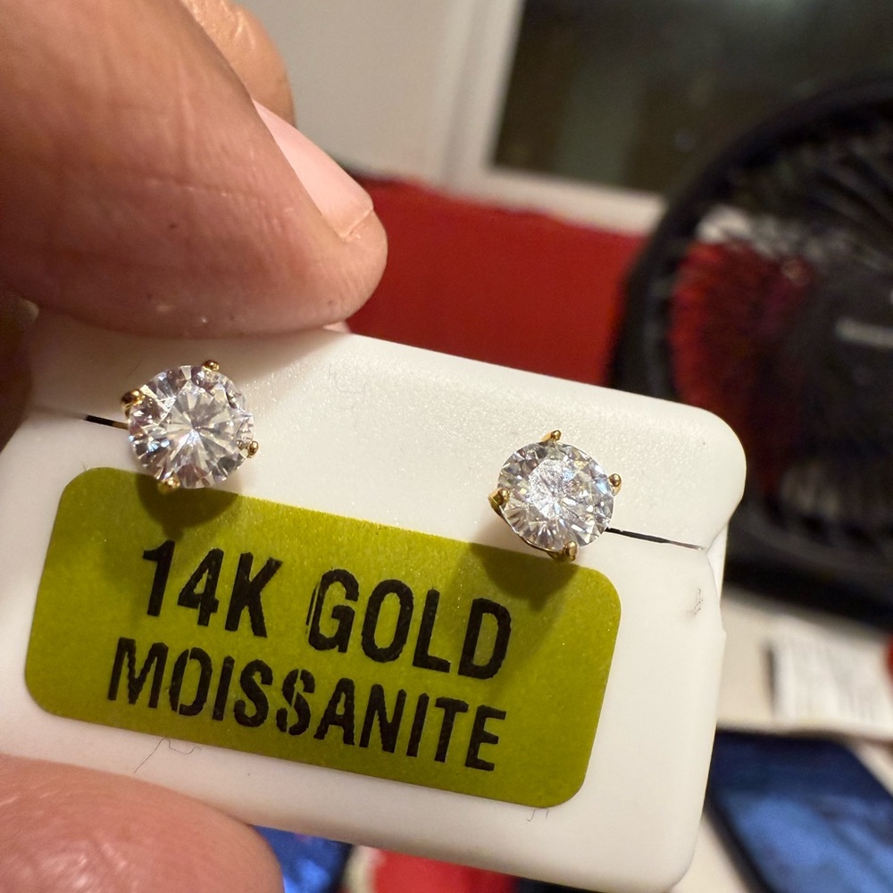 Real solid, 14k yellow gold Moissanite earring 1.00ctw - Picture 6 of 7